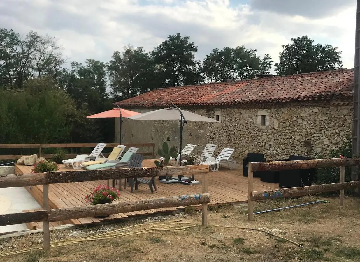 Le Merlat Gite Beaucaire  Hébergement de vacances Beaucaire (Gers)