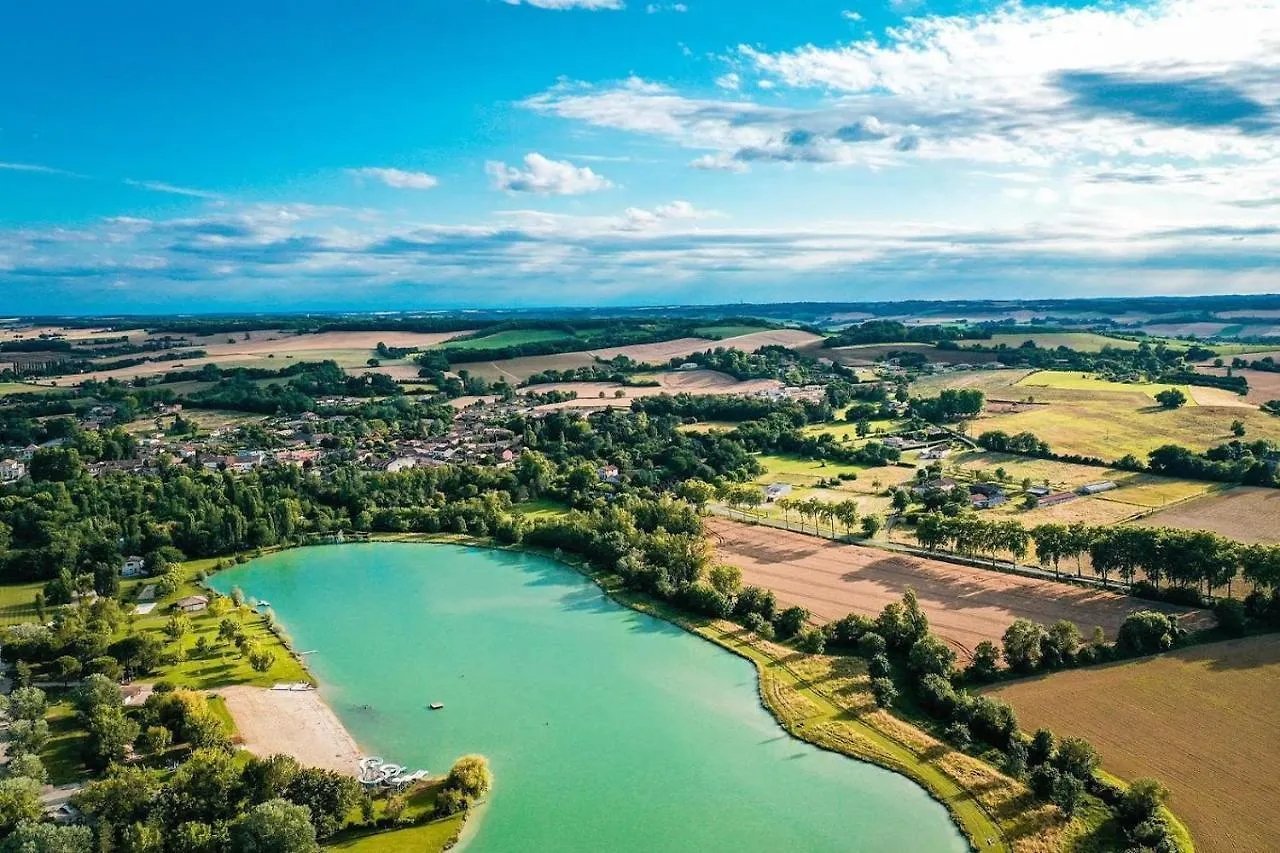 Le Merlat Gite Beaucaire  Hébergement de vacances Beaucaire (Gers)